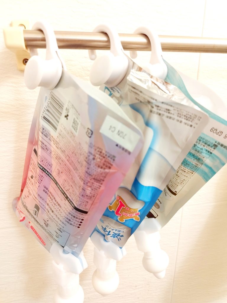 「詰替えそのまま」を使ってお風呂場のバーに吊り下げた様子